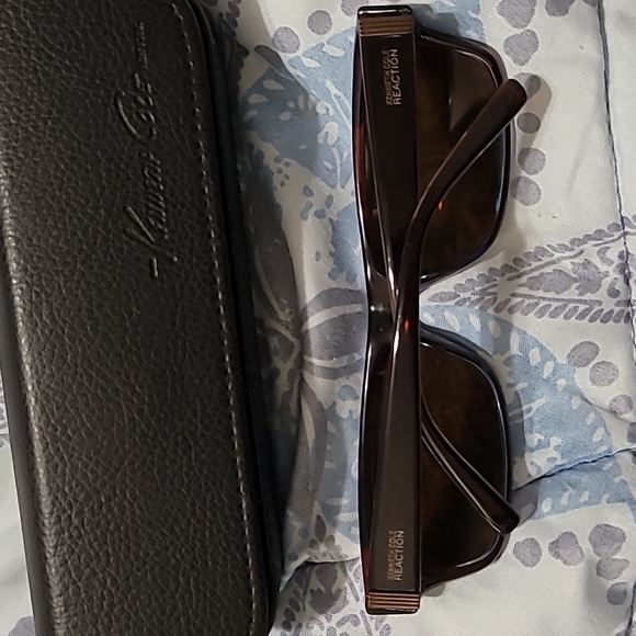 Kenneth Cole Reaction polarized sunglasses NWOT plus case - Picture 6 of 6